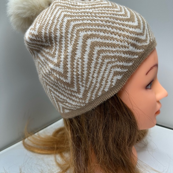 Vera Bradley Women Zigzag Chevron Knit Pom Pom Beanie Hat Tan White Warm Winter - Picture 3 of 7